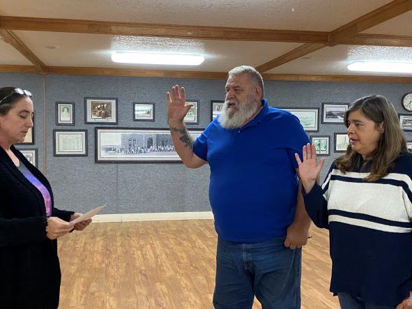 Mayor Hansen swears in new Planning & Zoning Board members Kyle Cluff and Summer Black-Greening.