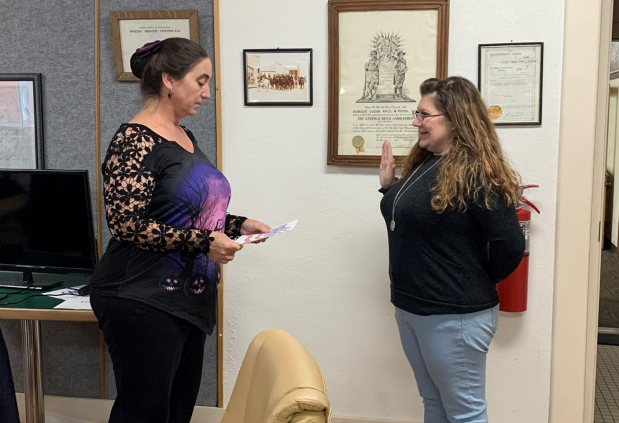 Mayor Hansen swears in new Board of Trustees member Sarah Hambrick.